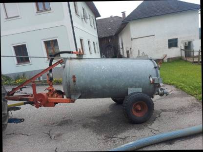 Bild 3:Bauer Güllefass