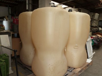 Vier Kunststofftanks a 700L