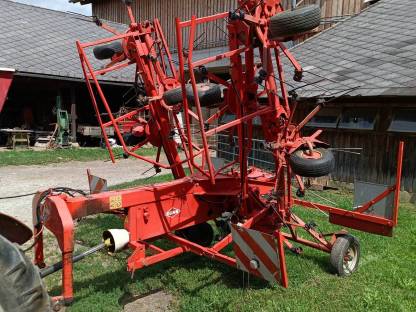 Bild 4:Kuhn Kreiselheuer mit Transportfahrwerk, GF 8501 TO