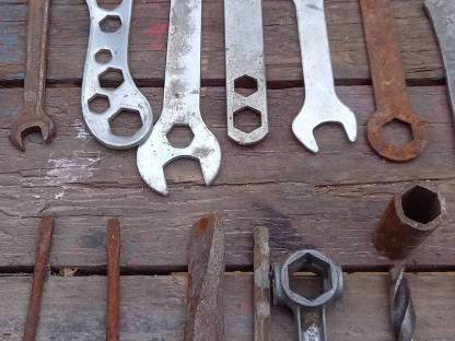 Bild 5:Blechschlüssel und defektes Werkzeug