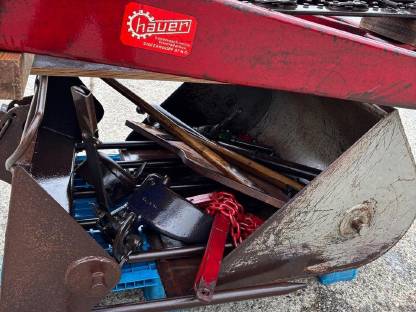 Bild 5:Steyr N182A mit Frontlader und Mähbalken