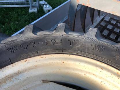 Bild 3:Komplettrad 2 Stk. 12,4 R28 320/85R38 mit Felge