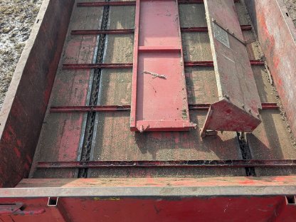 Bild 5:Pöttinger Miststreuer - einsatzbereit