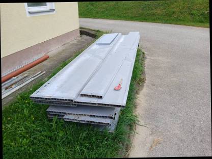 Bild 2:Schweinemast, Nirosteher, Kunststoffwände, Futtertröge