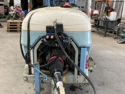 Bild 3:Weingartenspritze Ideal mit Überzeilengestänge 1.500 l