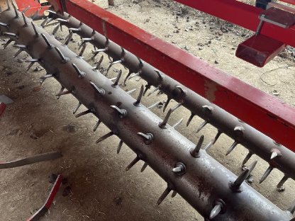 Bild 5:Pöttinger Synkro 300, mit und ohne Flügelschare