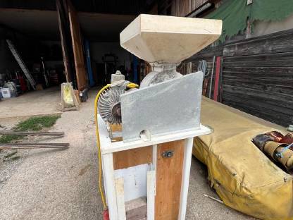 Bild 2:Getreidemühle inkl. Siebkasten