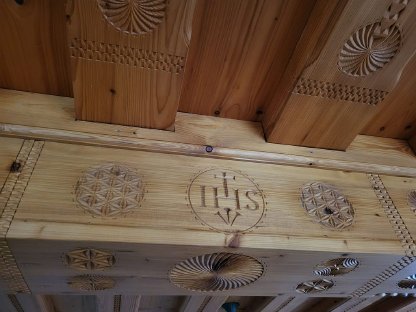 Bild 4:Holzdecke geschnitzt