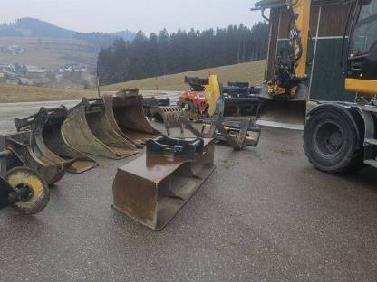 Bild 2:Liebherr A 912 Compact Mobilbagger