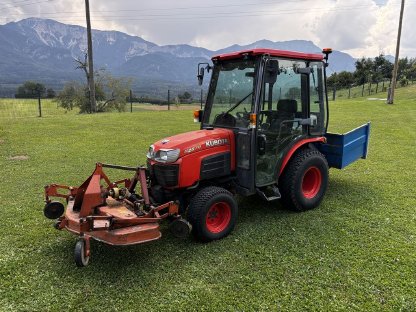Kubota B2530 mit Frontmähwerk und Schneepflug