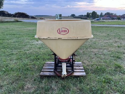 Bild 6:Vicon Pendelstreuer Kunstdüngerstreuer