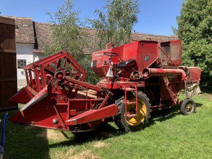 Bild 4:Massey Ferguson MF 87 Mähdrescher
