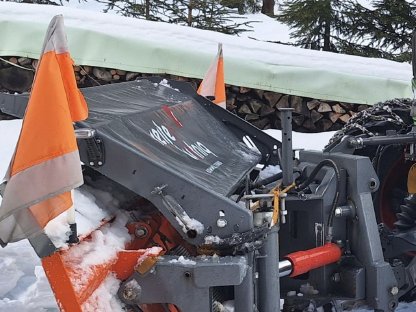 Bild 3:Schneepflug Reiter Luttnig 320 3-Punkt und Anbauplatte