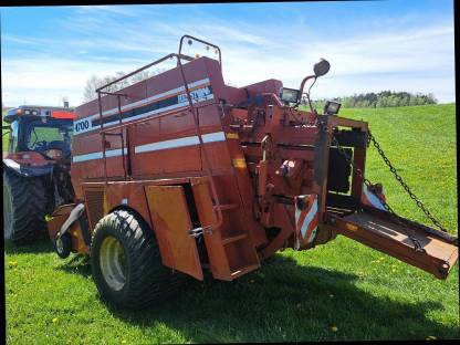 Bild 5:Hesston 4700 Quaderballenpresse