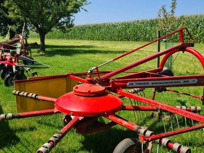 Bild 3:Pöttinger Schwadkreisel 272