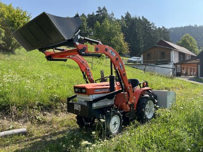 Kubota B1400 mit Frontlader und Heckschaufel