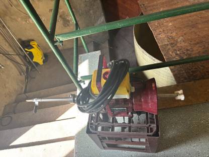 Bild 3:Diverse Kellereigeräte und Tanks