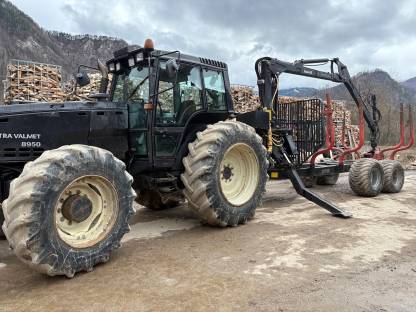 Forsttraktor Valtra Valmet 8950 + Forstanhänger Nocca 302SX