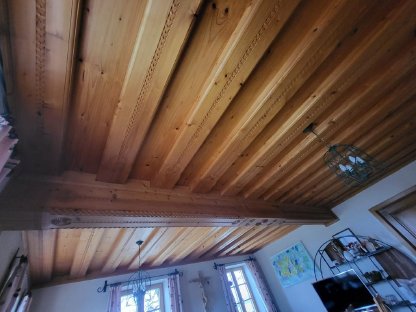 Bild 3:Holzdecke geschnitzt