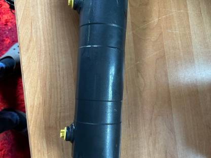 Bild 2:Heckhydraulikzylinder für Lindner Traktor dw