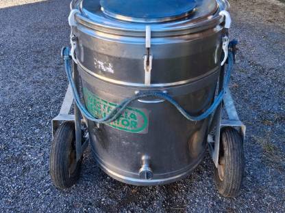 Bild 2:Westfalia Milchtank 250 l mit Wagen