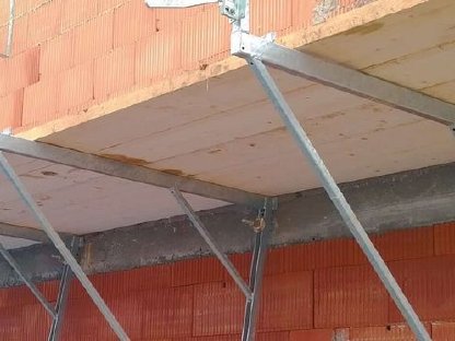 Bild 2:Konsolengerüst, Hängegerüst, Schutzgerüst, Dachfanggerüst