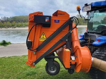 Bild 4:STOLL Frontschelmähwerk FMS180 mit STOLL Anbausauger SuperHE