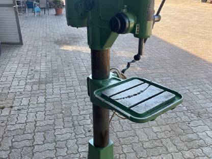 Bild 2:Ständerbohrmaschine