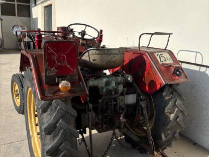 Bild 3:Steyr N182A mit Frontlader und Mähbalken