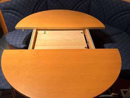 Bild 2:Tisch und Eckbank