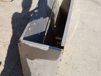 Bild 5:Tränker und Futterautomaten