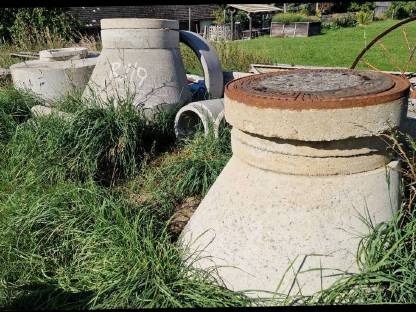 Bild 2:Kanalrohre, Konusringe, Kanaldeckel, Betonrohre
