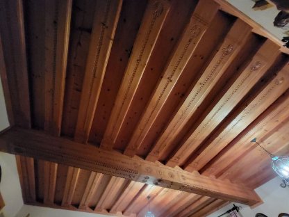 Bild 6:Holzdecke geschnitzt