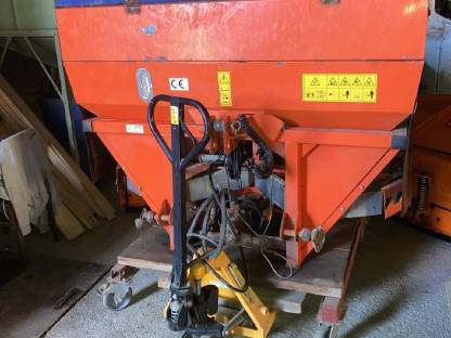 Bild 3:Salz-/Splittstreuer