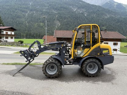 Eurotrac W12 CMF mit Kabine und Euroaufnahme