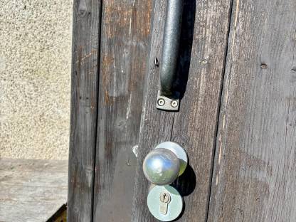 Bild 2:2 Holztore groß, stabil, intakt