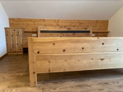 Verkaufe Zirbenbett 2 x 1,8 m mit zwei Nachtkästchen