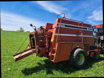 Bild 6:Hesston 4700 Quaderballenpresse