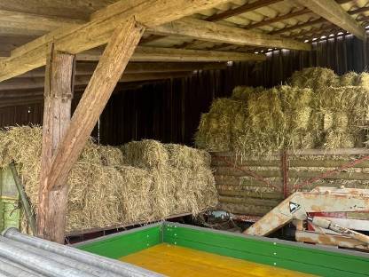 Bild 2:Heuballen und Strohballen