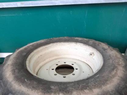 Bild 2:Kompletträder 420/85 R 30 (16.9 R 30) und 14.5-20