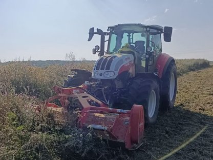 Bild 4:Mulcharbeiten mit Kuhn Schlegelmulcher