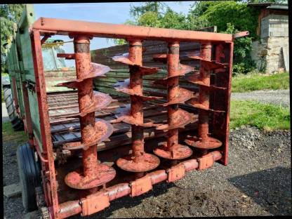 Bild 2:Miststreuer Weiss