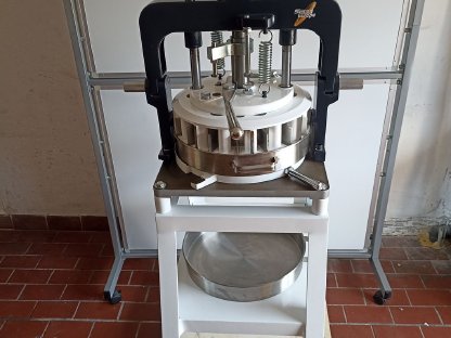 Bild 9:Teigausrollmaschine NEUE Bänder, Edelstahl Bäcker Tische