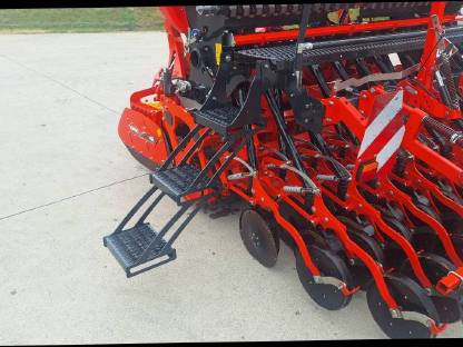 Bild 5:Kuhn HR 3040 mit Sitera 3030-24 E Isobus Sähkombi