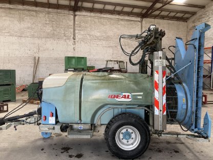 Weingartenspritze Ideal mit Überzeilengestänge 1.500 l