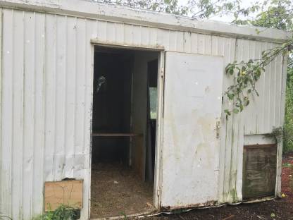 Bild 2:Baucontainer aus Blech - Hühnerstall, innen leer