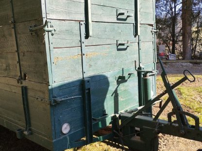 Bild 2:Anhänger mit hohen Wänden