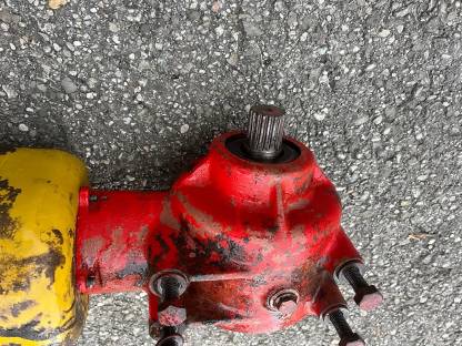 Bild 4:Pöttinger Ladewagengetriebe und Achse