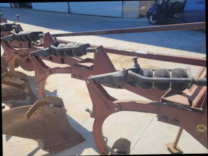 Bild 2:Pflug Kongskilde mit Steinsicherung