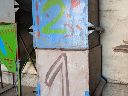 Bild 5:Div. Futterlagerbehälter und Silos